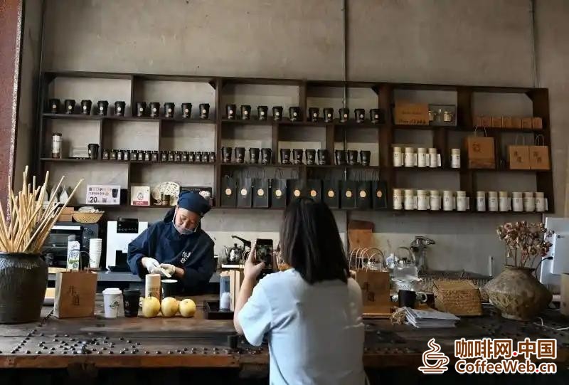 一线见闻｜在雪花梨乡，喝一杯梨膏咖啡Frontline Experience - Drinking a Cup of Pear Cream Coffee in Snowflake Pear Township