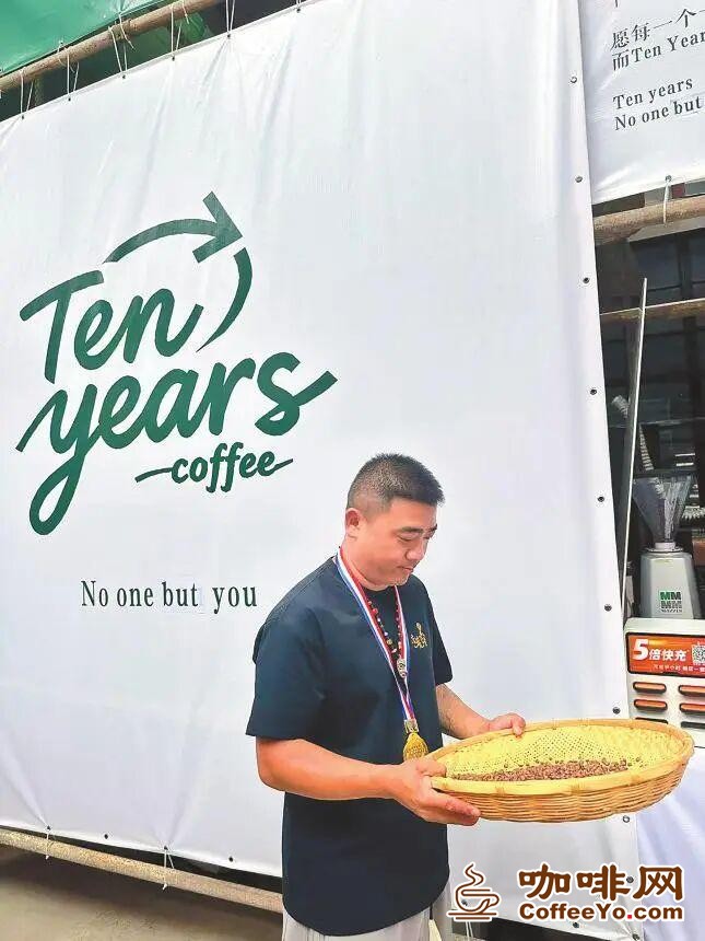 废弃老宅里,一个“10年”的咖啡梦