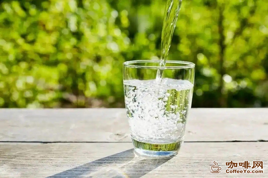 每天的奶茶咖啡换成1.5升白水?“大水理论”火了,三甲医生提醒:别一次猛灌